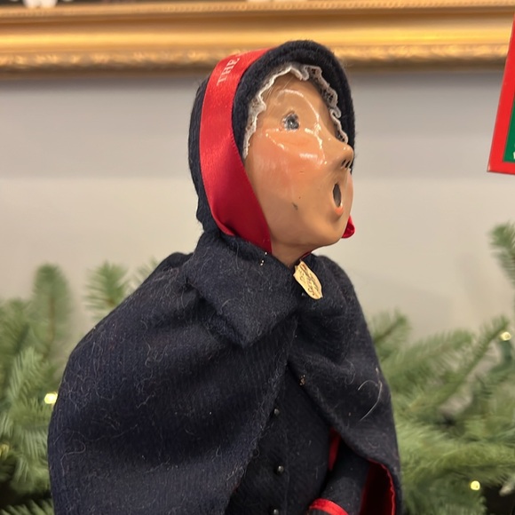 Byers’ Choice Caroler - Salvation Army Woman - Picture 3 of 8